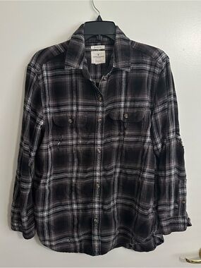 American Eagle Plaid Button-Up Shirt in Black and Gray -Distressed